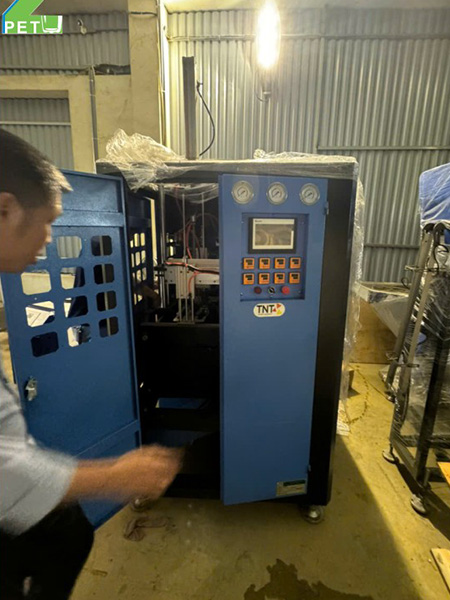 Máy thổi chai PET tự động - 2 Cavity (Thổi xuôi)